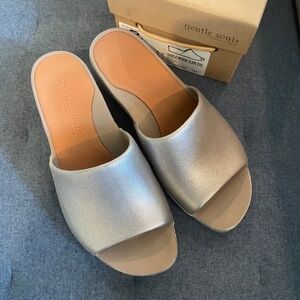 NEW Gentle Souls By Kenneth Cole Women’s  Gisele Wedge Slide Sandal Slip…